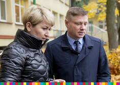 Członek zarządu Marek Malinowski i kobieta o blond włosach
