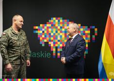 Wicemarszałek Olbryś rozmawia z mężczyzną w mundurze wojskowym
