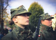 Kobieta w mundurze wojskowym