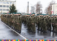 Mężczyźni w mundurach stoją w kilku szeregach