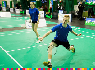 Dwie osoby podczas gry w badmintona