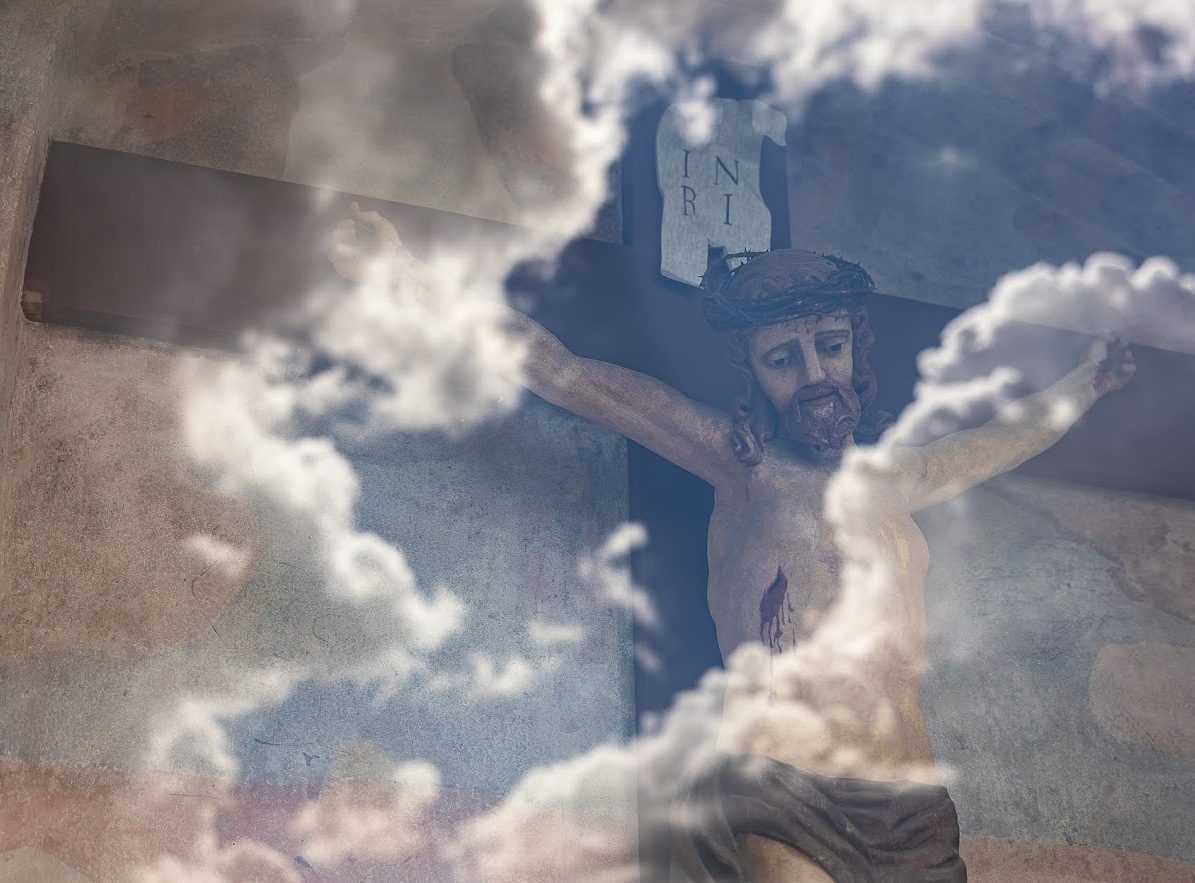 Jezus na krzyżu na tle nieba