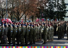 Terytorialsi oraz uczniowie klas mundurowych stoją na placu apelowym na baczność