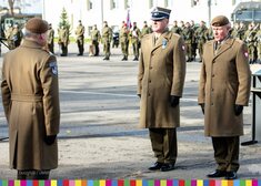 Nowy i poprzedni dowódca 1. Podlaskiej Brygady Obrony Terytorialnej stoją na baczność przed generałem