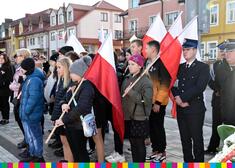 Uczestnicy uroczystości z flagami Polski 