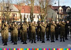 Żołnierze stoją w szeregu na placu  