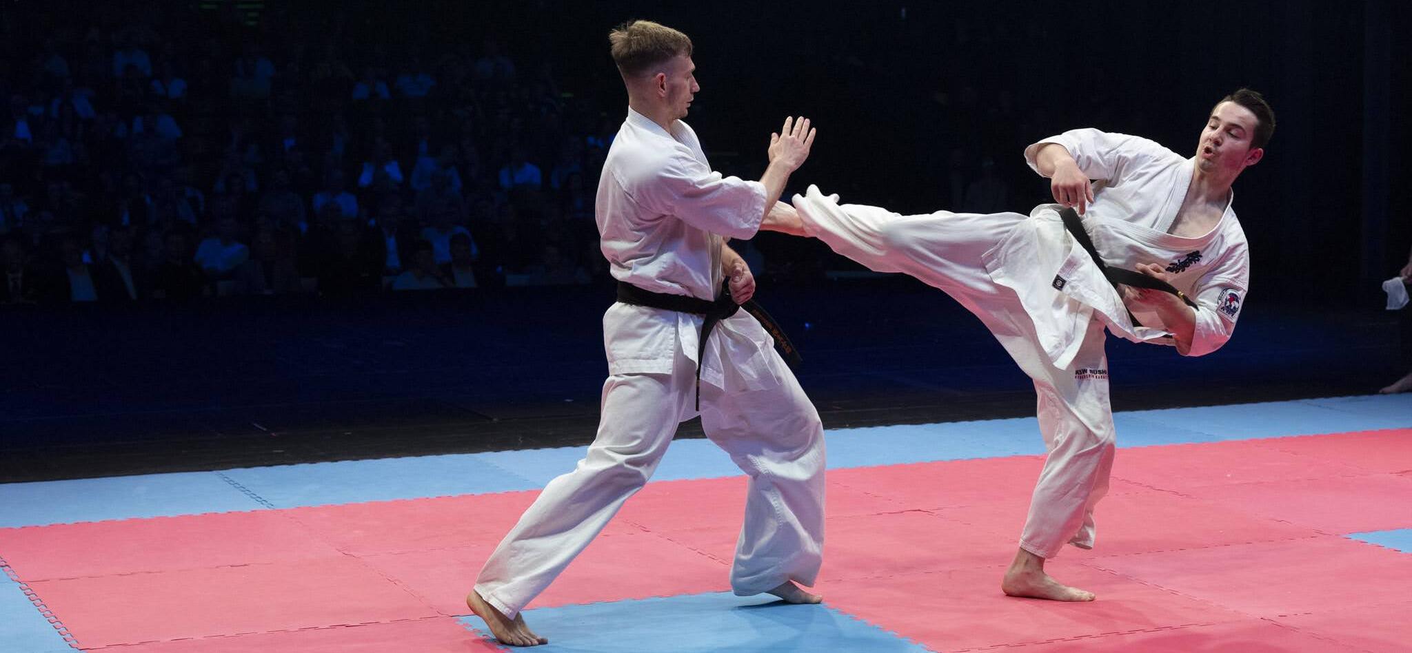 Karatecy podczas walki na macie