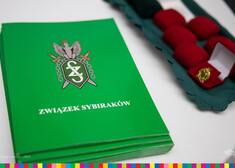 Zielona teczka z napisem Związek Sybiraków i logo