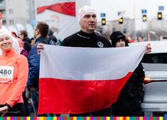 mężczyzna trzyma Polską flagę