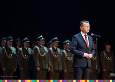 Wicepremier Błaszczak przemawia, w tle stoją żołnierze