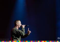 Żołnierz z mikrofonem na scenie