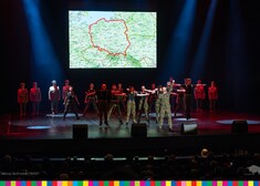 Grupa taneczna na tle mapy Polski