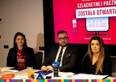 wicemarszałek Sebastian Łukaszewicz podczas konferencji prasowej o Szlachetnej Paczce