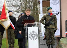 Członek zarządu Marek Malinowski odczytuje list do zgromadzonych uczestników