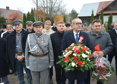 Członek zarządu Marek Malinowski w towarzystwie uczestników wydarzenia przecina wstęgę