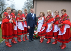 Członek zarządu Marek Malinowski i osiem kobiet w ludowych strojach