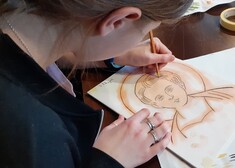 Nastolatka rysuje postać 