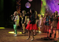 Kobiety śpiewają na scenie