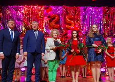 Marek Malinowski, trzy kobiety i mężczyzna, stoją obok siebie na scenie