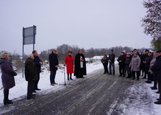 Burmistrz Suchowoli stoi przy mikrofonie, po lewej dwóch mężczyzn, po prawej Pani marszałek Burnos i ksiądz. 