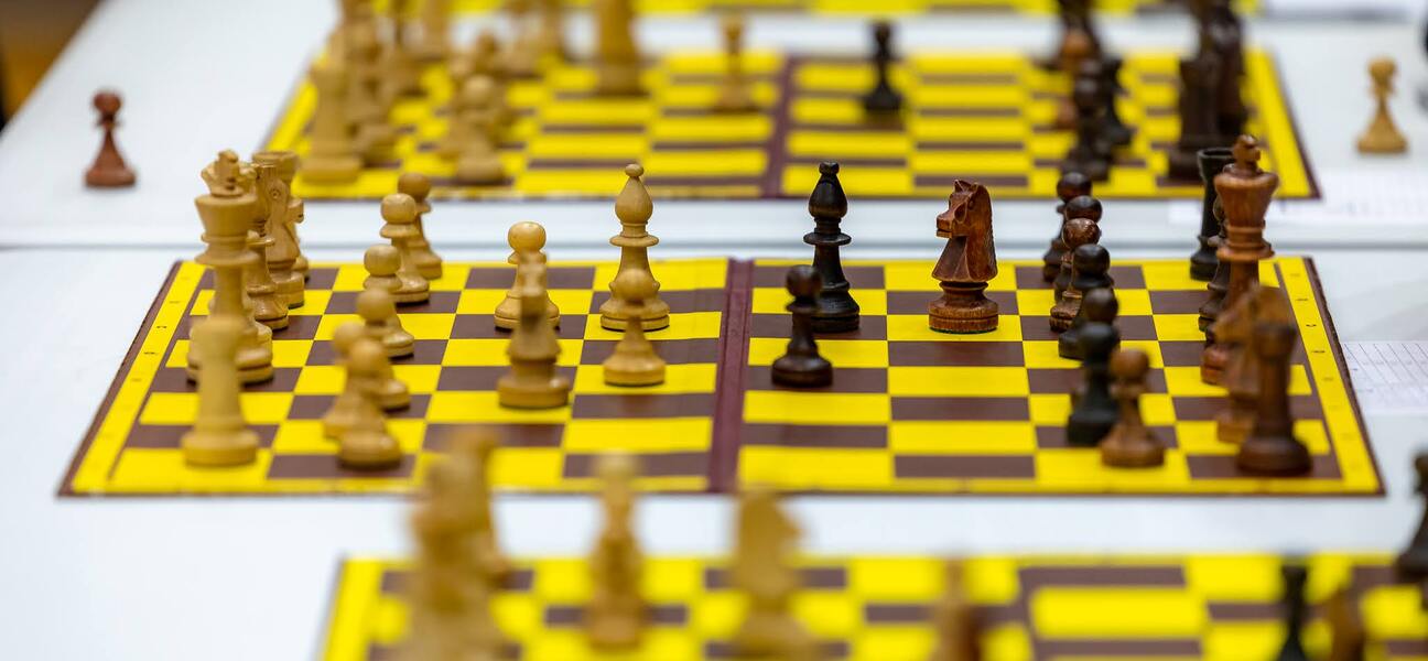 Trzy plansze z rozstawionymi szachami