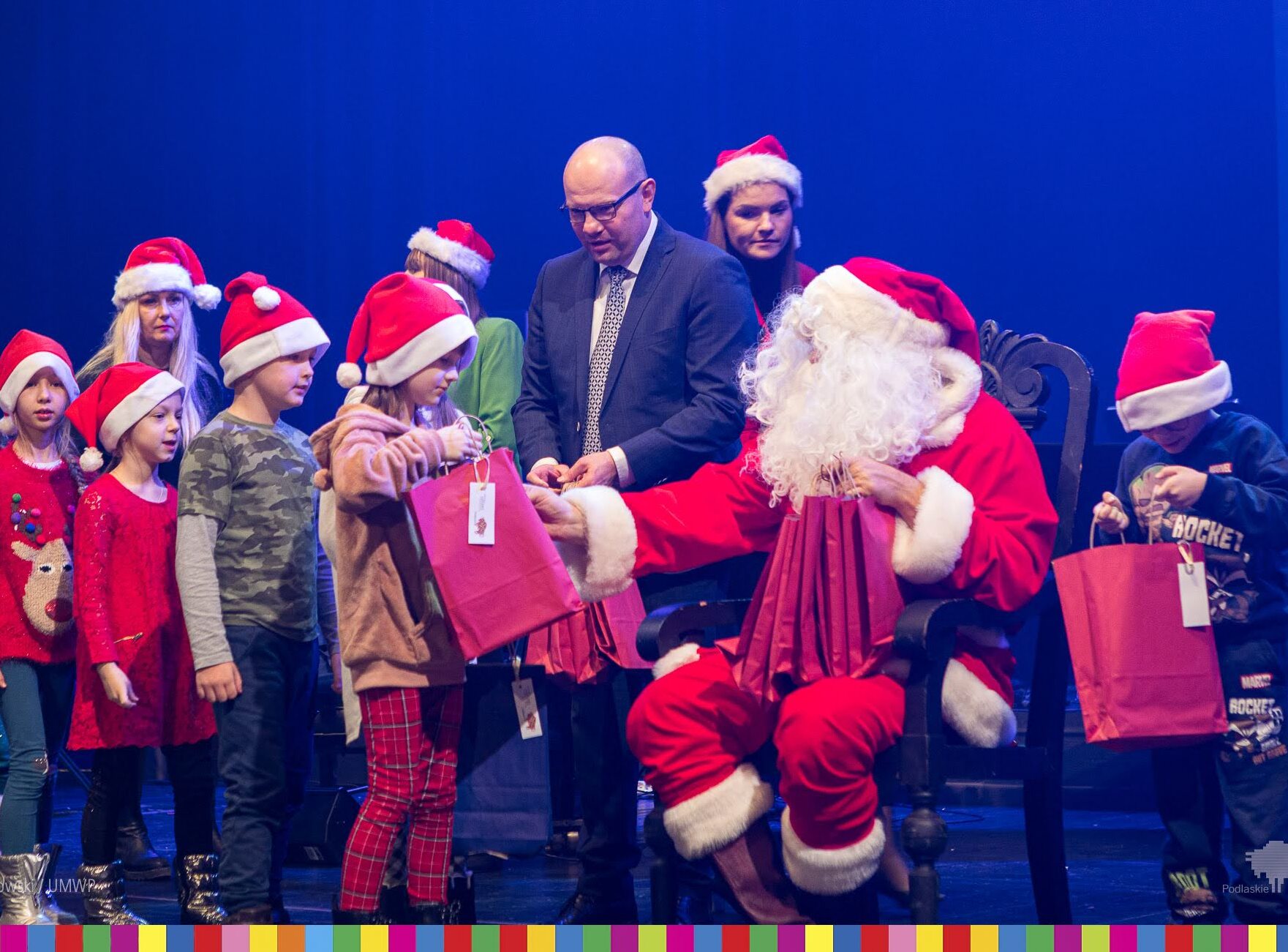 Marszalek Kosicki z Mikołajem wręczają prezenty dzieciom