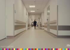 kobieta na korytarzu szpitalnym