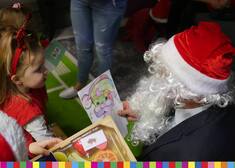 Mikołaj ogląda rysunek, obok dziewczynka