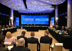 Olbrzymia sala posiedzeń z niebieskim ekranem w tle