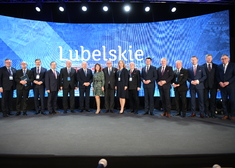 Zdjęcie grupowe, na którym stoją przedstawiciele Samorządów Wojewódzkich w Polsce