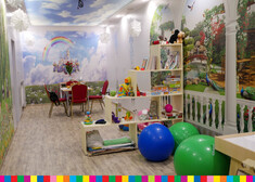 Dziecięcy pokoik z zabawkami i pomalowanymi ścianami 