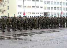 Żołnierze na placu apelowym
