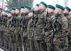 Żołnierze stojący na baczność
