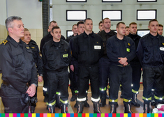 grupa mężczyzn w mundurach strażackich
