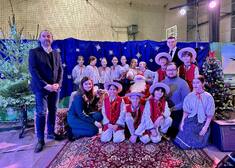wicemarszałek Sebastian Łukaszewicz wraz z innymi osobami pozuje do wspólnego zdjęcia z dziećmi w przebraniach