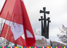 Krzyże na pomniku Solidarności