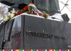 Kwiaty na pomniku ks. Popiełuszki