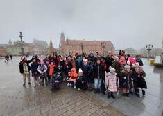Grupa dzieci przy Zamku Królewskim w Warszawie