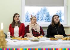 Trzy kobiety za świątecznym stołem.