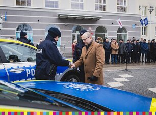 Marszałek Artur Kosicki podaje dłoń policjantowi
