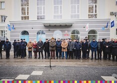 Oficerowie Policji oraz samorządowcy stoją przed budynkiem Komendy Wojewódzkiej Policji