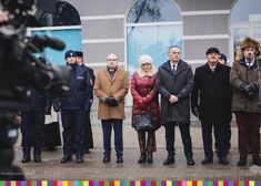 Marszałek Województwa Podlaksiego stoiw rzędzie wraz z innymi samorządowcami