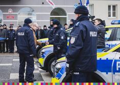 Marszałek Artur Kosicki podaje dłoń policjantom