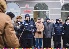 Komendant Wojewódzki Policji przemawia do zgromadzonych w towarzystwie samorządowców