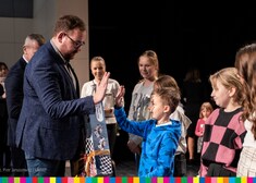Wicemarszalek Sebastian Łukaszewicz przekazuje prezenty dzieciom