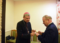 Wicemarszałek Marek Olbryś dzieli się opłatkiem z biskupem Tadeuszem Bronakowskim