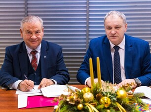 Dwaj mężczyźni podczas podpisania umowy