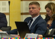 Marek Malinowski, członek zarządu wojwództwa siedzi za stołem