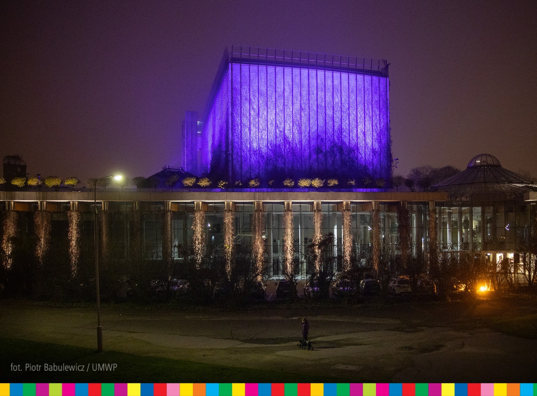 Gmach opery w Białymstoku podświetlony na fioletowo