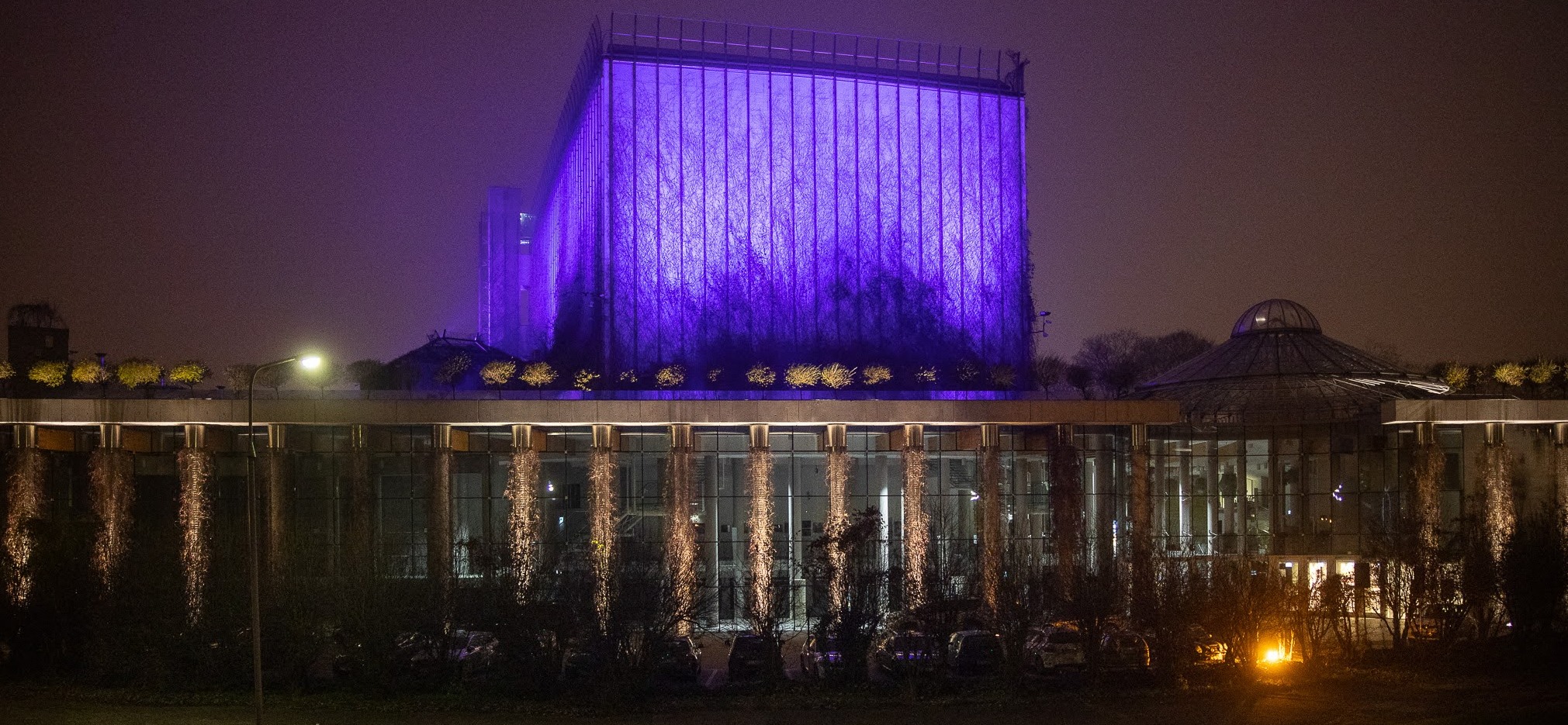 Gmach opery w Białymstoku podświetlony na fioletowo